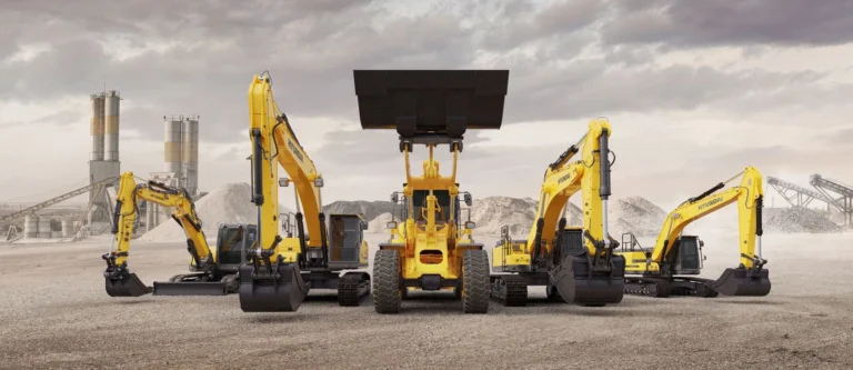 Read more about the article The Advantages of Using Rough Terrain Hydraulic Mobile Cranes on Job Sites